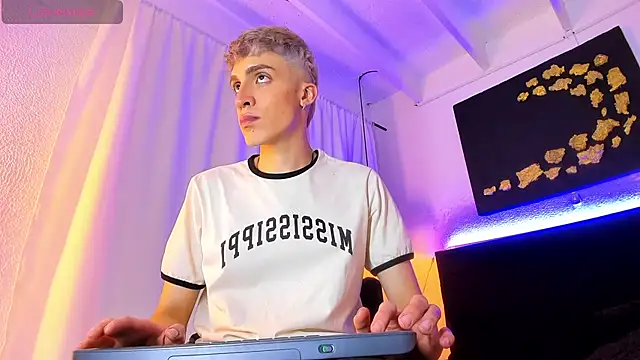 Snapshot of Angel_Snowhotxxx chatting on 02.14.25 Angel Snowhotxxx online show from 02.14.25