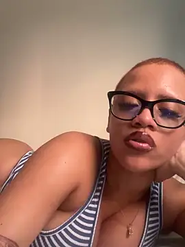 Snapshot of Charlotee_ chatting on 01.05.25 Charlotee  online show from 01.05.25