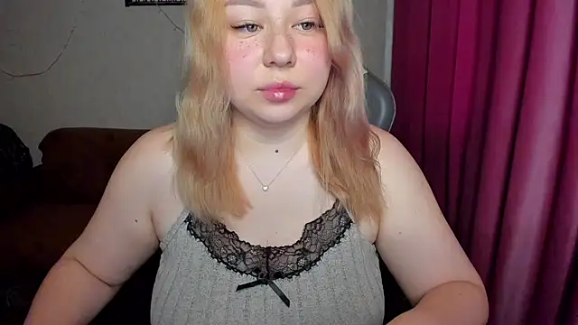 Snapshot of Milafoxxxy chatting on 10.20.25 Milafoxxxy online show from 10.20.25