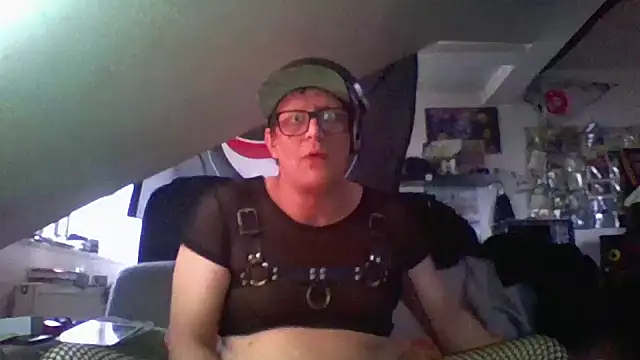 Snapshot of Bigthroaterboy chatting on 12.04.24 Bigthroaterboy online show from 12.04.24