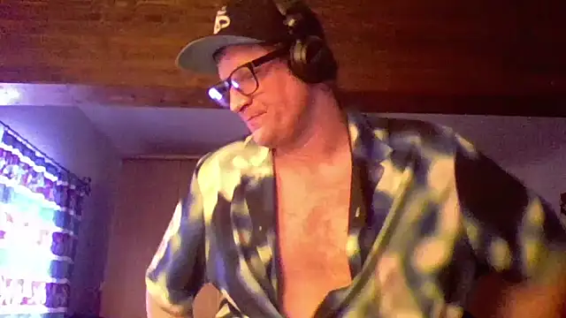 Snapshot of Bigthroaterboy chatting on 12.26.24 Bigthroaterboy online show from 12.26.24