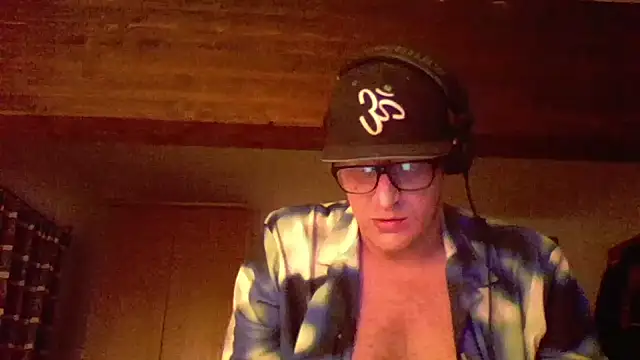 Snapshot of Bigthroaterboy chatting on 01.02.25 Bigthroaterboy online show from 01.02.25