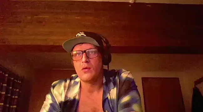 Snapshot of Bigthroaterboy chatting on 01.04.25 Bigthroaterboy online show from 01.04.25