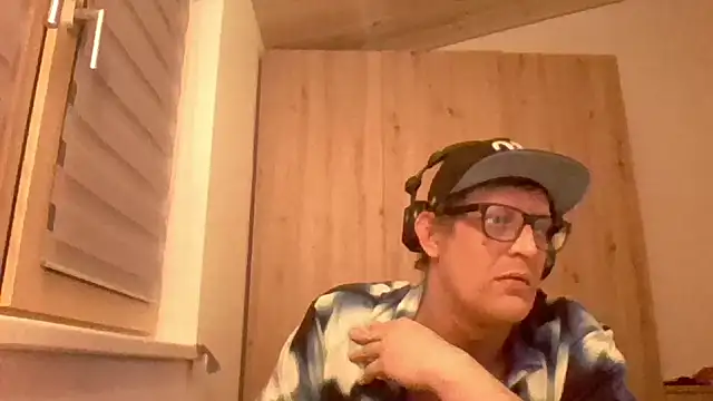 Snapshot of Bigthroaterboy chatting on 01.11.25 Bigthroaterboy online show from 01.11.25