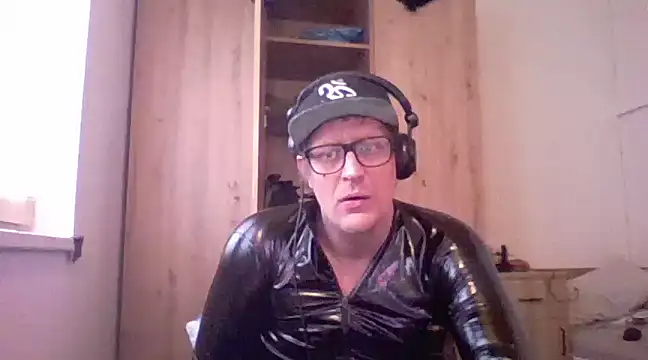 Snapshot of Bigthroaterboy chatting on 01.24.25 Bigthroaterboy online show from 01.24.25