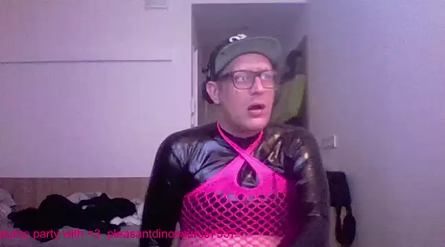 Snapshot of Bigthroaterboy chatting on 03.07.25 Bigthroaterboy online show from 03.07.25