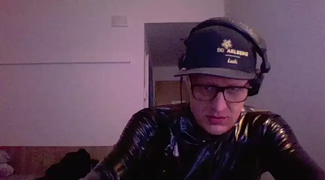 Snapshot of Bigthroaterboy chatting on 03.08.25 Bigthroaterboy online show from 03.08.25