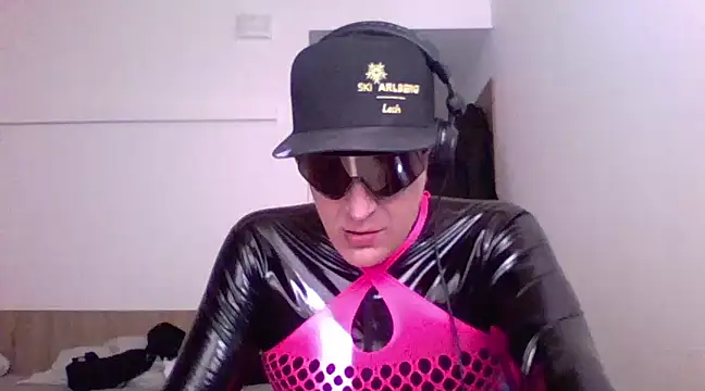 Snapshot of Bigthroaterboy chatting on 03.11.25 Bigthroaterboy online show from 03.11.25