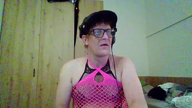 Snapshot of Bigthroaterboy chatting on 09.09.25 Bigthroaterboy online show from 09.09.25