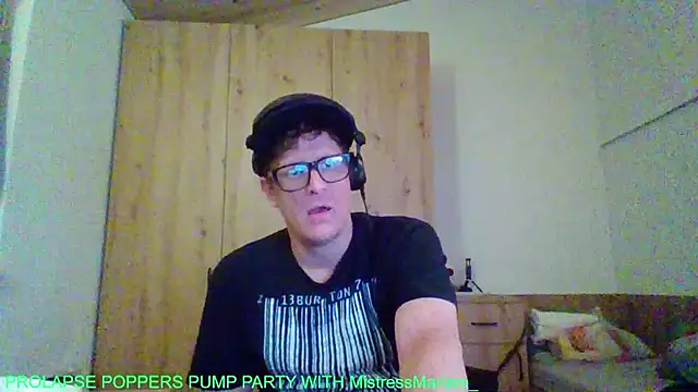 Snapshot of Bigthroaterboy chatting on 09.10.25 Bigthroaterboy online show from 09.10.25