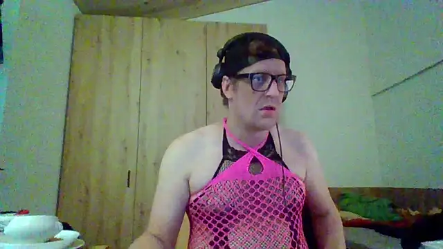 Snapshot of Bigthroaterboy chatting on 09.16.25 Bigthroaterboy online show from 09.16.25