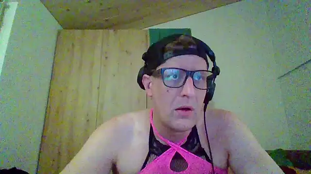 Snapshot of Bigthroaterboy chatting on 09.24.25 Bigthroaterboy online show from 09.24.25