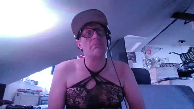 Snapshot of Bigthroaterboy chatting on 10.29.25 Bigthroaterboy online show from 10.29.25