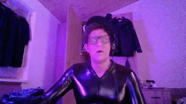 Snapshot of Bigthroaterboy chatting on 11.02.25 Bigthroaterboy online show from 11.02.25