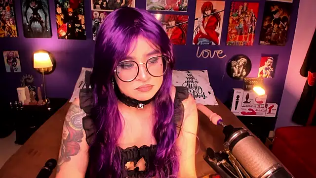 Snapshot of anne_cross chatting on 12.17.24 anne cross online show from 12.17.24