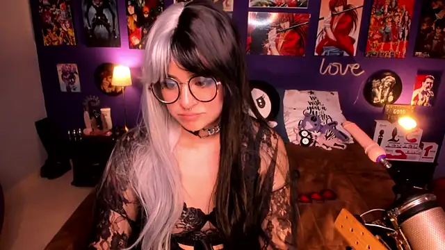 Snapshot of anne_cross chatting on 01.10.25 anne cross online show from 01.10.25