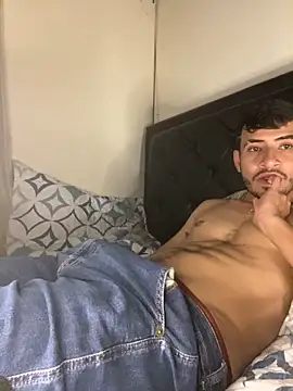 Snapshot of tom_thick chatting on 12.06.24 tom thick online show from 12.06.24