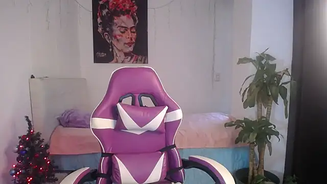 esmeraldaa230 online show from 12.17.25