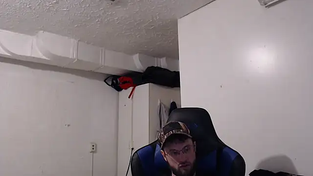 Snapshot of Talenjames4 chatting on 11.04.25 Talenjames4 online show from 11.04.25