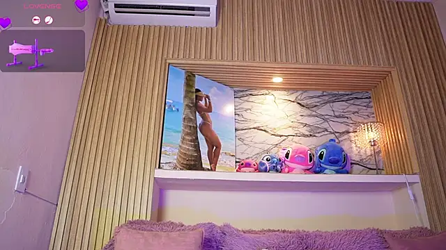 Snapshot of adri_crof chatting on 10.22.25 adri crof online show from 10.22.25