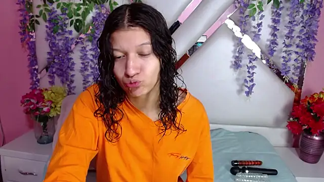 Snapshot of Perla_Skinnyy chatting on 12.19.24 Perla Skinnyy online show from 12.19.24