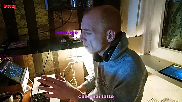 Snapshot of BongChannel chatting on 01.03.25 BongChannel online show from 01.03.25