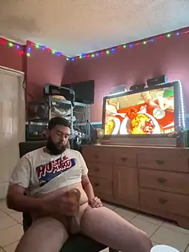 Snapshot of bigdickgio6923 chatting on 12.18.24 bigdickgio6923 online show from 12.18.24