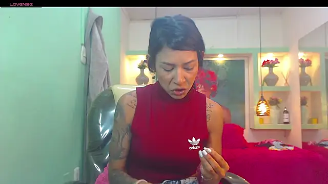 Snapshot of lorenapinto chatting on 05.21.26 lorenapinto online show from 05.21.26