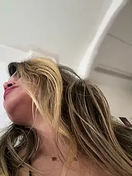 Snapshot of melanny10 chatting on 12.21.24 melanny10 online show from 12.21.24