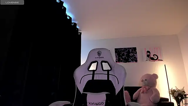 Snapshot of satanbabee chatting on 05.04.26 satanbabee online show from 05.04.26