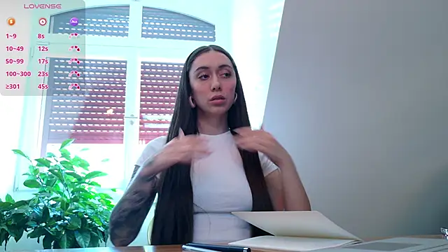 Snapshot of emiliasommer chatting on 11.18.25 emiliasommer online show from 11.18.25