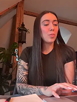 Snapshot of emiliasommer chatting on 12.04.25 emiliasommer online show from 12.04.25