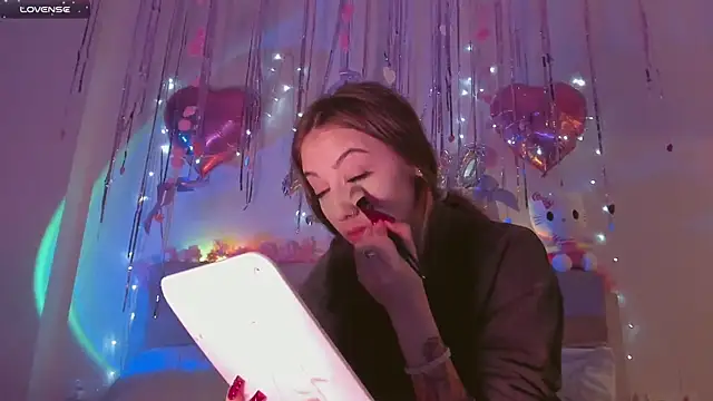 Snapshot of MelodyElf chatting on 02.25.25 MelodyElf online show from 02.25.25