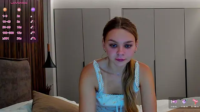 Snapshot of Molly_sweetie chatting on 09.29.25 Molly sweetie online show from 09.29.25