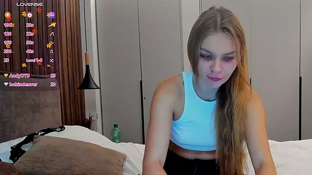 Snapshot of Molly_sweetie chatting on 10.13.25 Molly sweetie online show from 10.13.25
