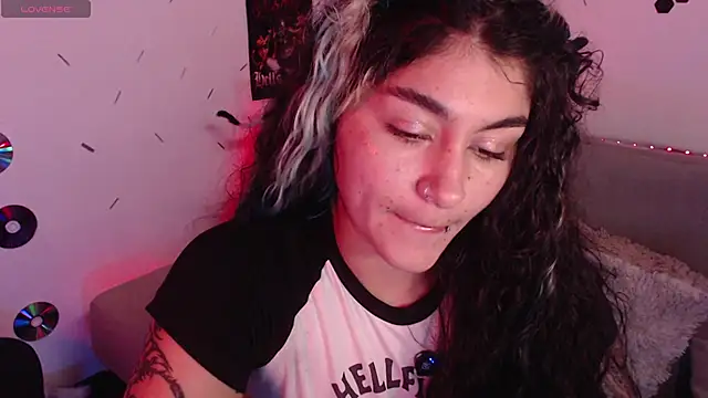 Snapshot of abril666 chatting on 10.22.25 abril666 online show from 10.22.25