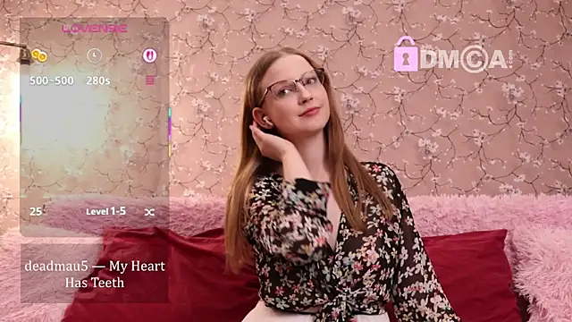 Snapshot of steffania- chatting on 10.18.25 steffania- online show from 10.18.25