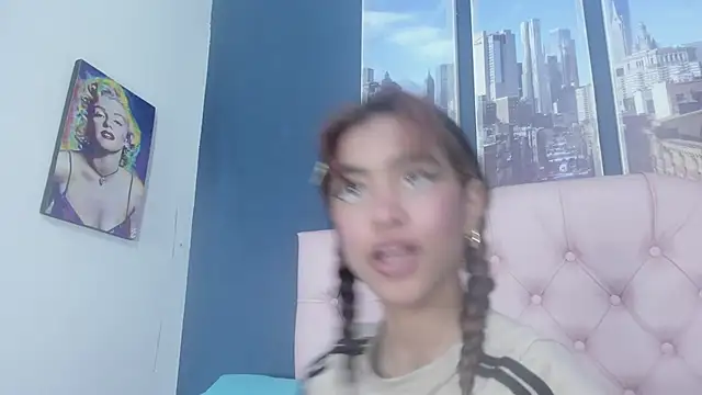 Snapshot of Applehot_LRR chatting on 09.10.25 Applehot LRR online show from 09.10.25