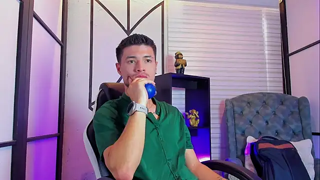 Snapshot of EdwardRoss_ chatting on 09.15.25 EdwardRoss online show from 09.15.25