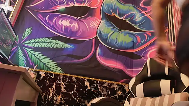 Luiza Hammer online show from 01.17.25