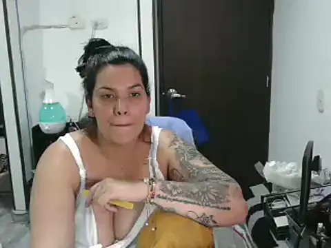 Snapshot of CarolinaRincon chatting on 03.12.25 CarolinaRincon online show from 03.12.25