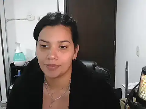 Snapshot of CarolinaRincon chatting on 03.22.25 CarolinaRincon online show from 03.22.25