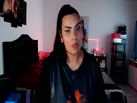 Snapshot of CarolinaRincon chatting on 10.14.25 CarolinaRincon online show from 10.14.25