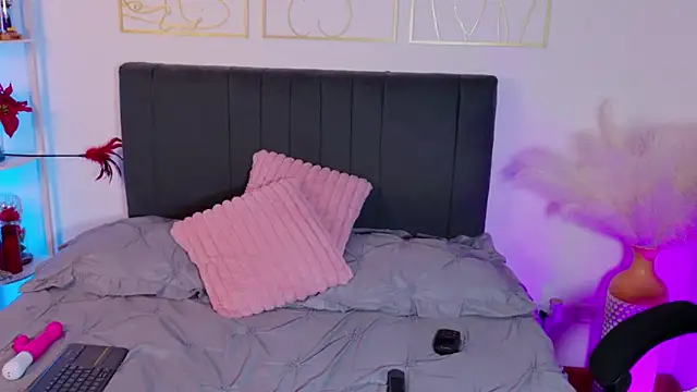 Snapshot of summer_holiday chatting on 12.16.25 summer holiday online show from 12.16.25