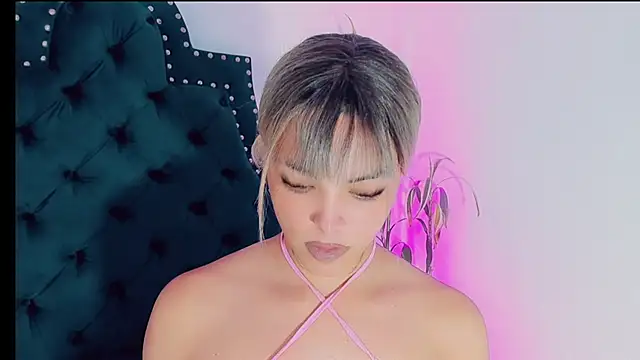 Emmaa Saenz  online show from 03.04.25