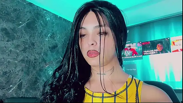 Emmaa Saenz  online show from 11.25.25