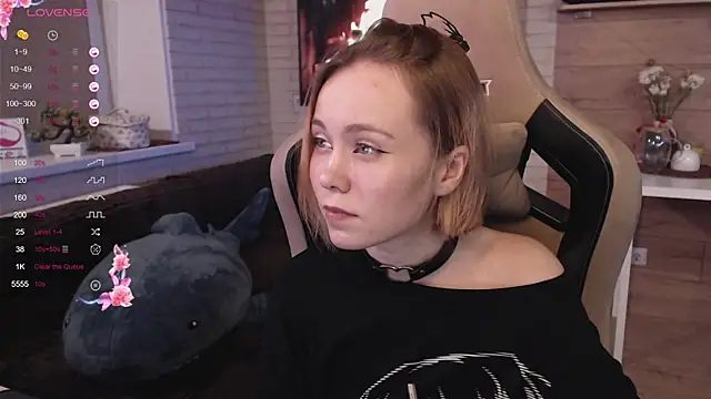 Snapshot of lucy_mirror chatting on 09.09.25 lucy mirror online show from 09.09.25