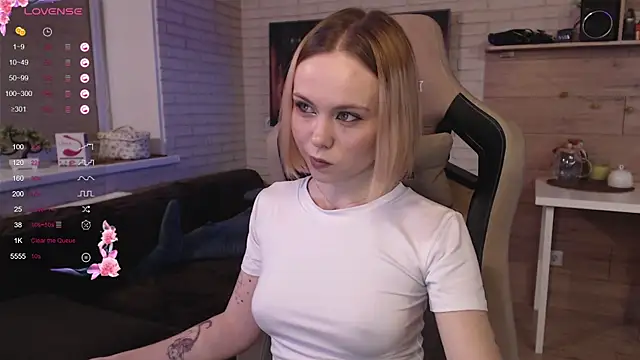 Snapshot of lucy_mirror chatting on 09.13.25 lucy mirror online show from 09.13.25