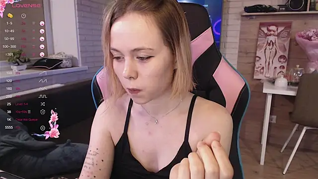 Snapshot of lucy_mirror chatting on 10.30.25 lucy mirror online show from 10.30.25