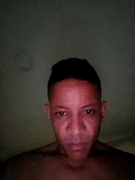 Snapshot of andresperezf chatting on 10.20.25 andresperezf online show from 10.20.25